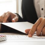 Ein Mandant wird vom Fachanwalt für Arbeitsrecht in Braunschweig beraten